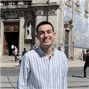 Estudiante universitario con titulo CAE da apoyo para aprendizaje de inglés de niños